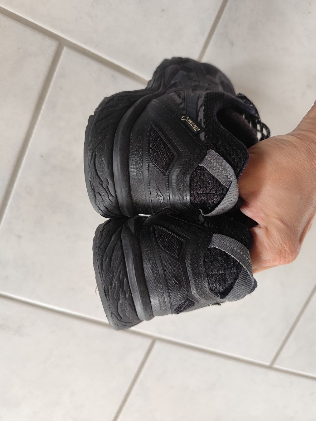 Asics Scarpe da donna: Asics Gore-Tex Schuhe Grösse 40.5 schwarz – Usato da Zürich venduto da Claudia_Zueri 1