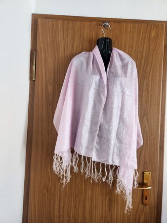 Écharpe pâle douce 50% soie 50% viscose pour l'été