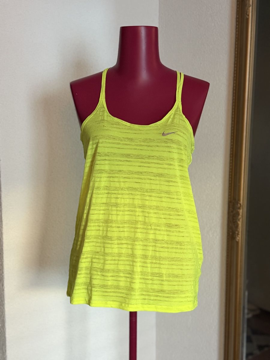 Nike Top: Nike Dri-FIT Tank Top – Usato da Niederuzwil venduto da Lisascloset