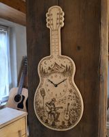 Gitarren-Wanduhr aus Holz