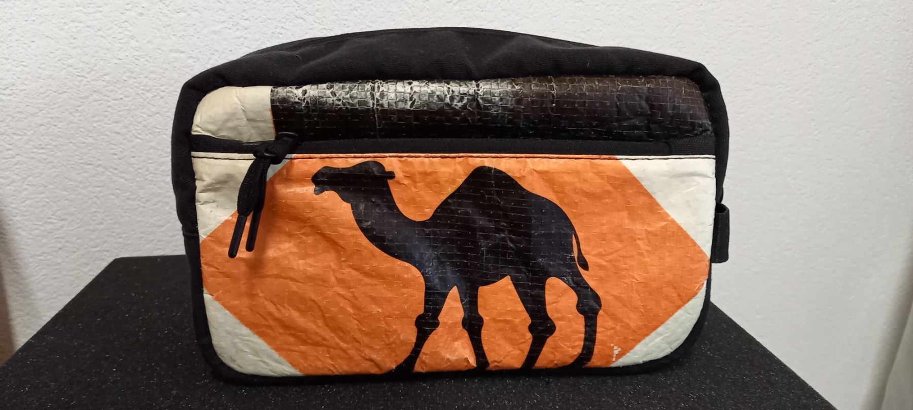 Custodie per cosmetici: Necessaire Big Camel von ELEPH.BO – Nuovo (secondo la descrizione) da Salez venduto da EMERCARO