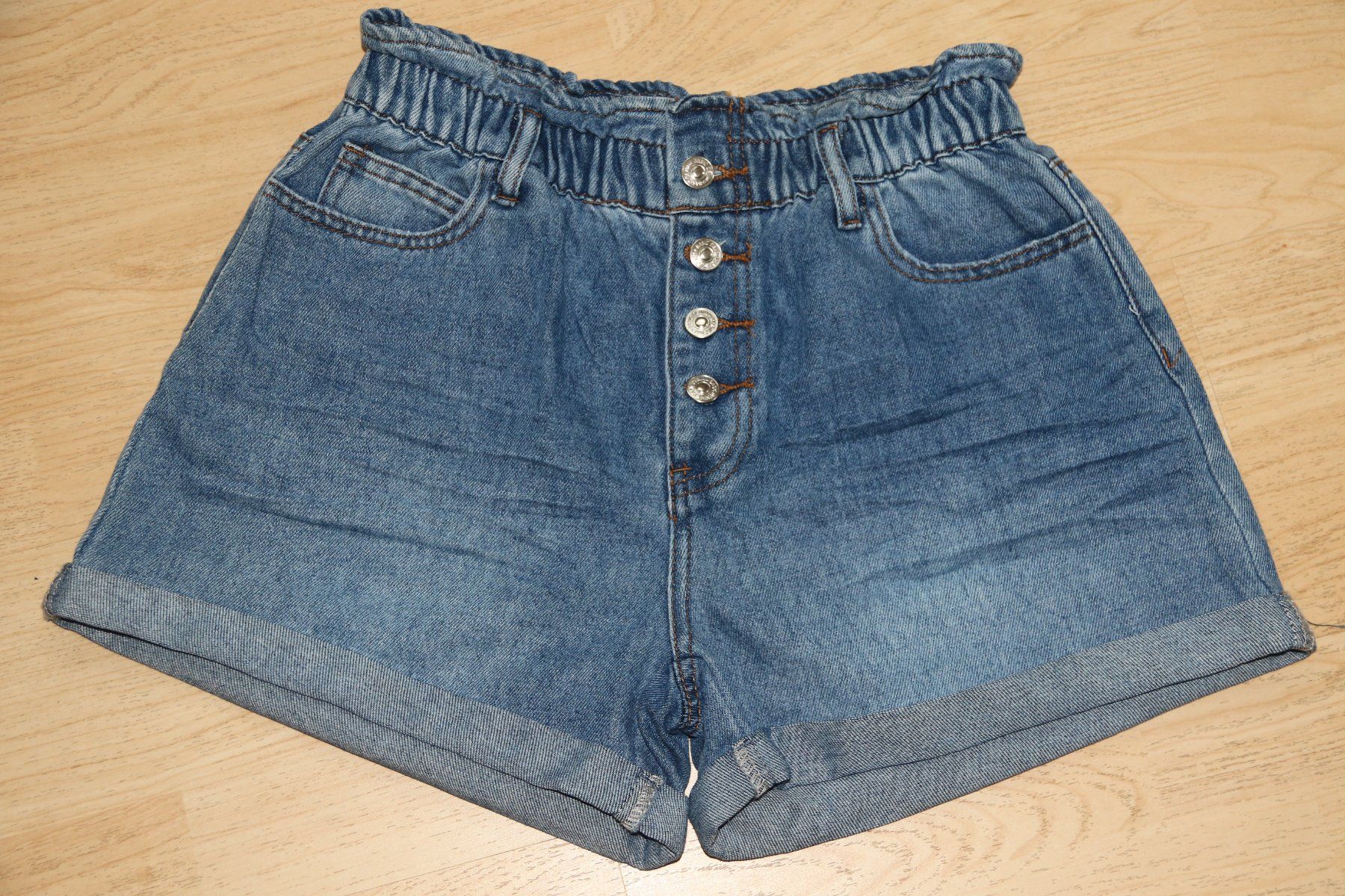 Pantaloni: Mega coole Jeansshorts Gr.36 NEU – Nuovo (secondo la descrizione) da Oberwil-Lieli venduto da Svetlana28 1