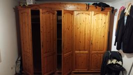 Stabiler Schrank, ohne Inhalt