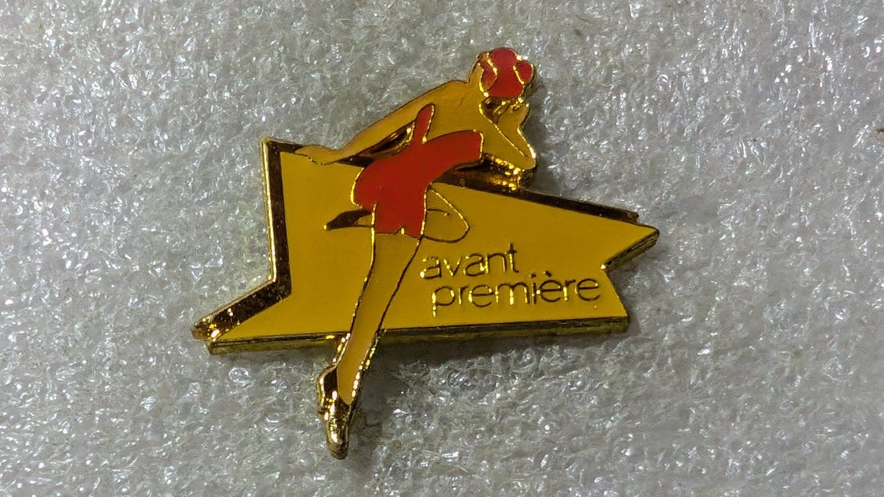 Plaketten & Abzeichen: Ansteckpin 166: avant Premiere – Gebraucht aus Oppligen von Pin-Fall-Shop