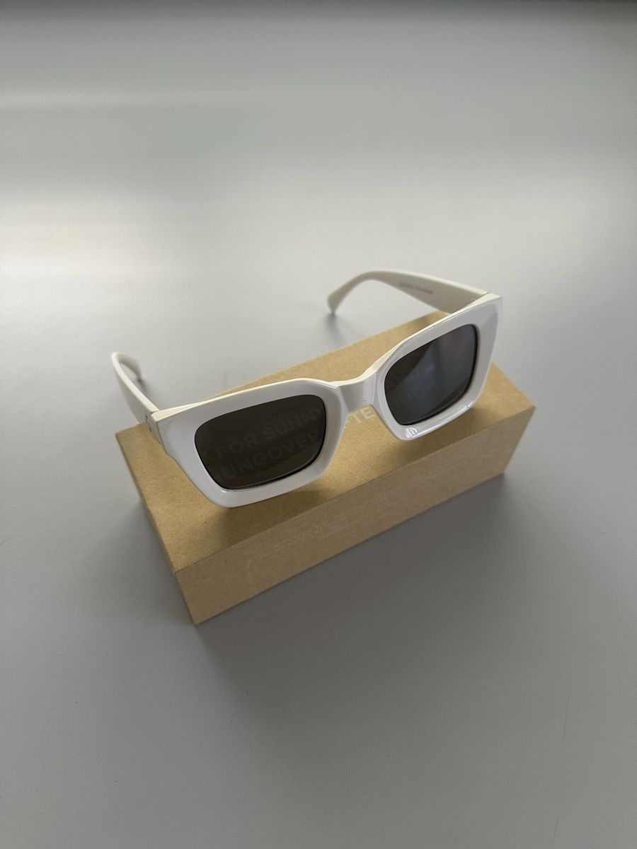 Brillen & Gläser: Sonnenbrille weiss rechteckig mit Box – Neu (gemäss Beschreibung) aus Schwanden GL von bil_2n28 1