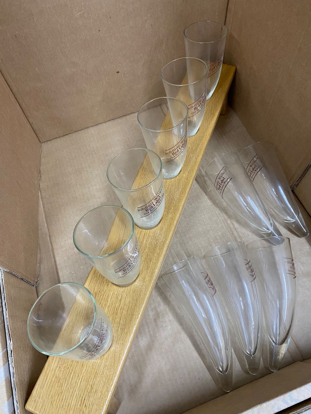 Gläser: Johnnie Walker Whisky Gläser mit Holzbrett – Gebraucht aus Eschlikon TG von ArtRec