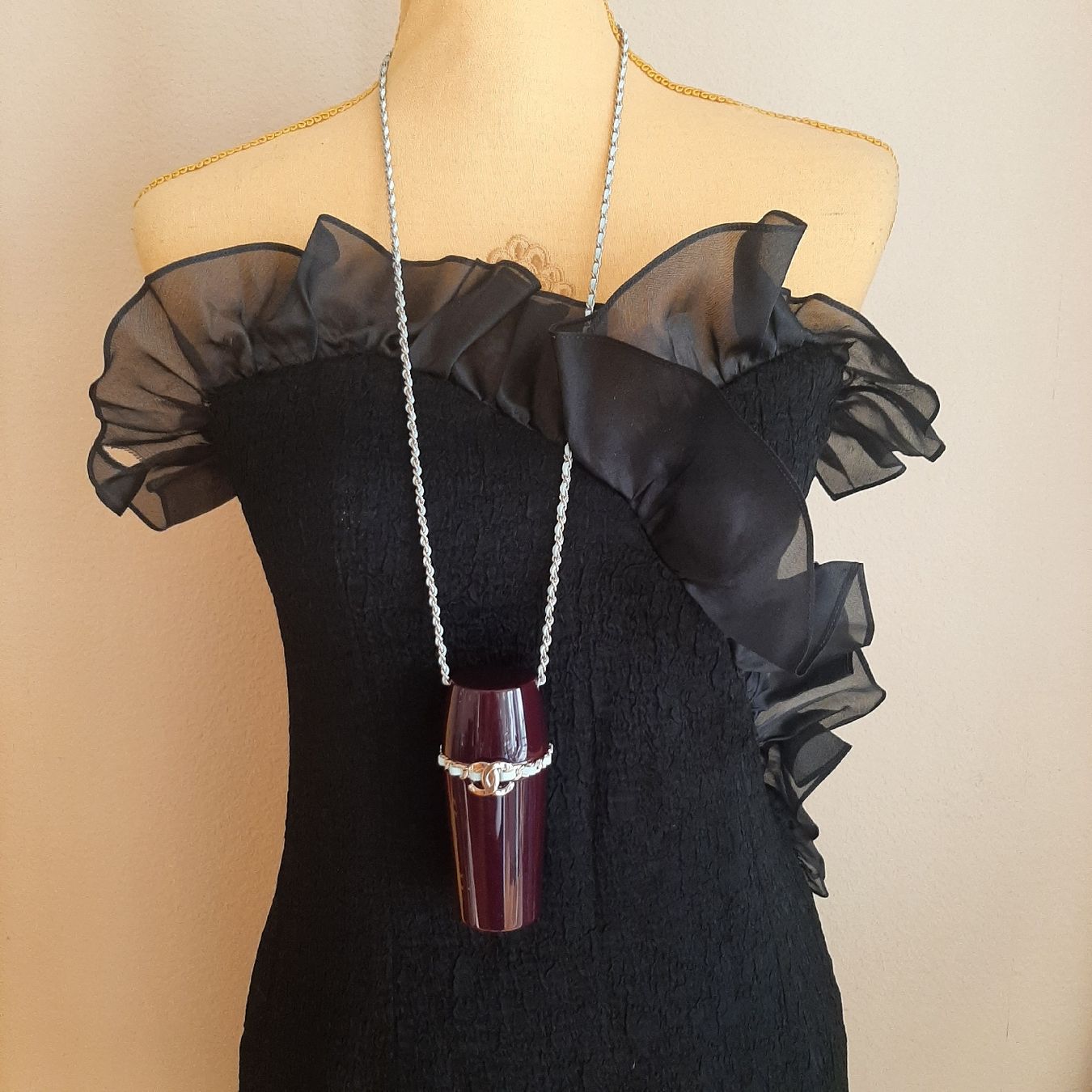 Chanel Catenine: Rare collier de défilé Lipstick Chanel – Nuovo (secondo la descrizione) da Chêne-Bourg venduto da chsandra34 1