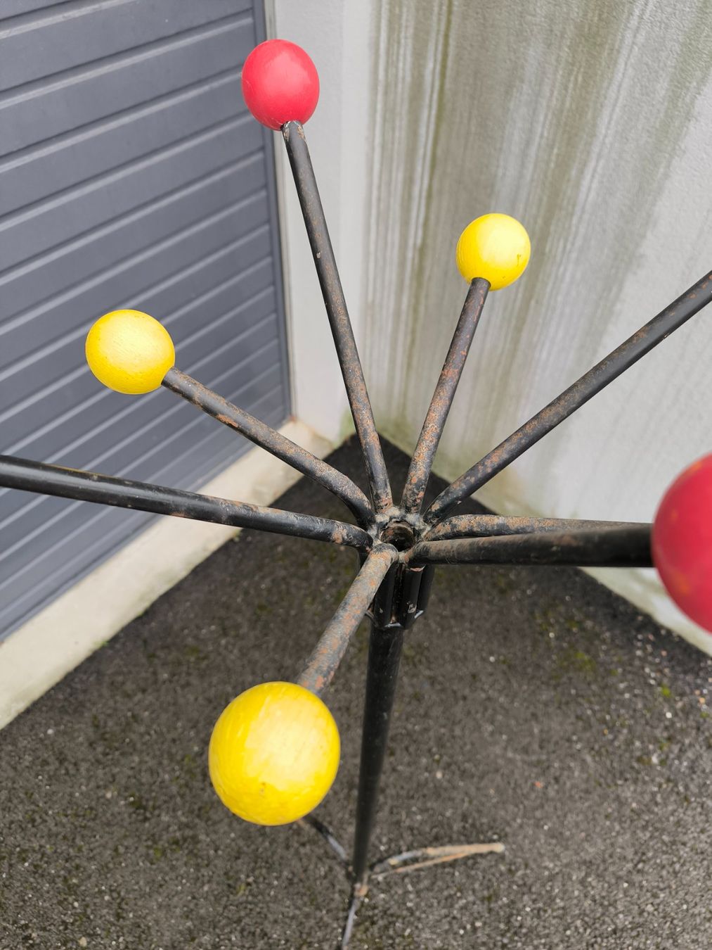 Guardaroba: Portemanteau tripode goût Feraud – Usato da Wittenheim venduto da LeGrenierdeSam 3