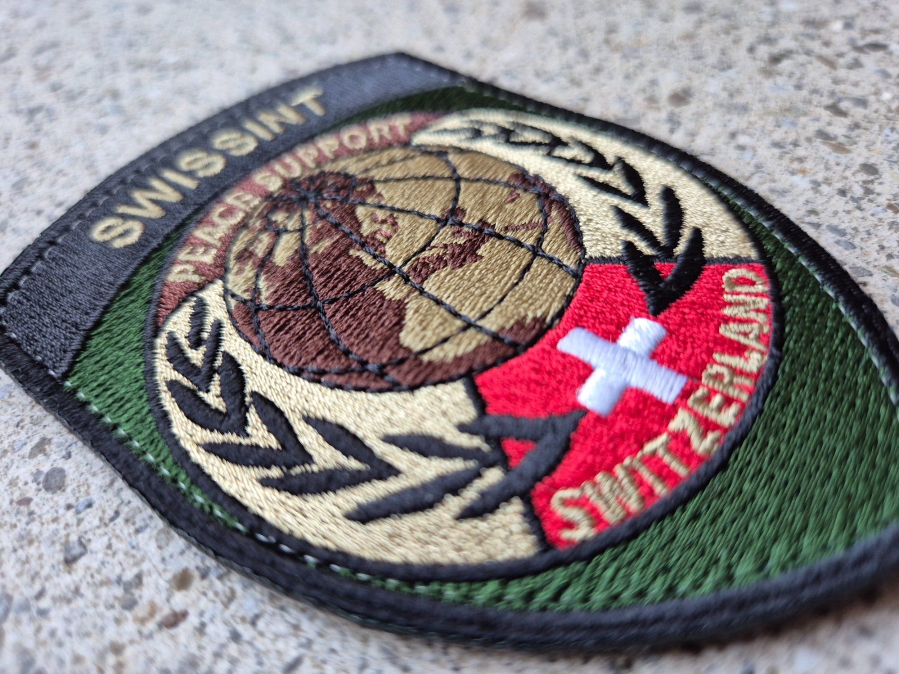 Schweizer Armee Placchette & Badge: *** Badge Swissint Peace Support mit klett *** – Nuovo e nell'imballaggio originale da Riedholz venduto da fr_sIruP 1
