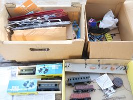Modellbau Zubehör Konvolut - H0 Wagen, Bahnsteige & mehr