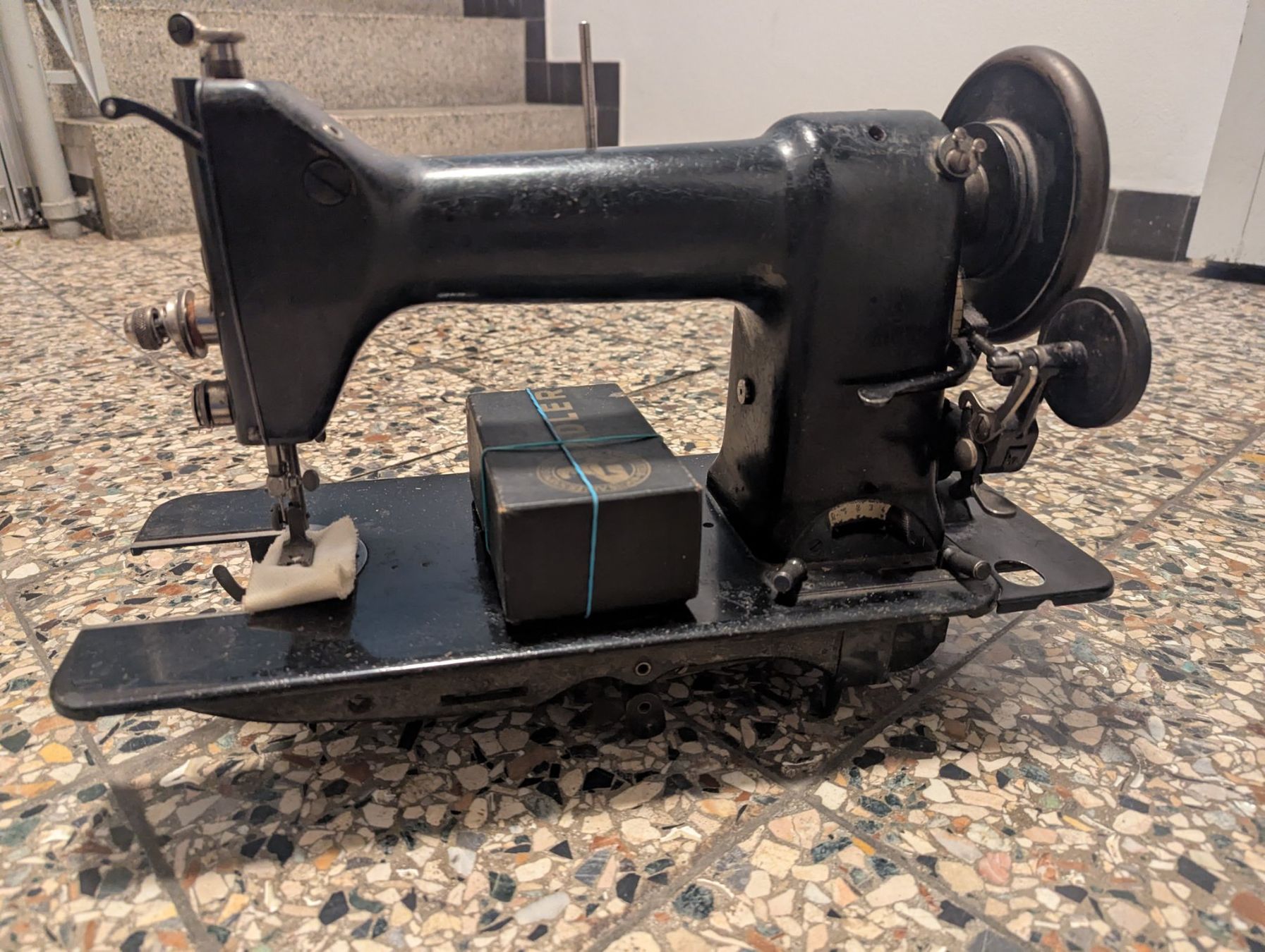 Adler Macchine da cucire: Antike Adler Nähmaschine, ca. 1930, Deko oder Funktion! – Usato da Basel venduto da ili_j29z