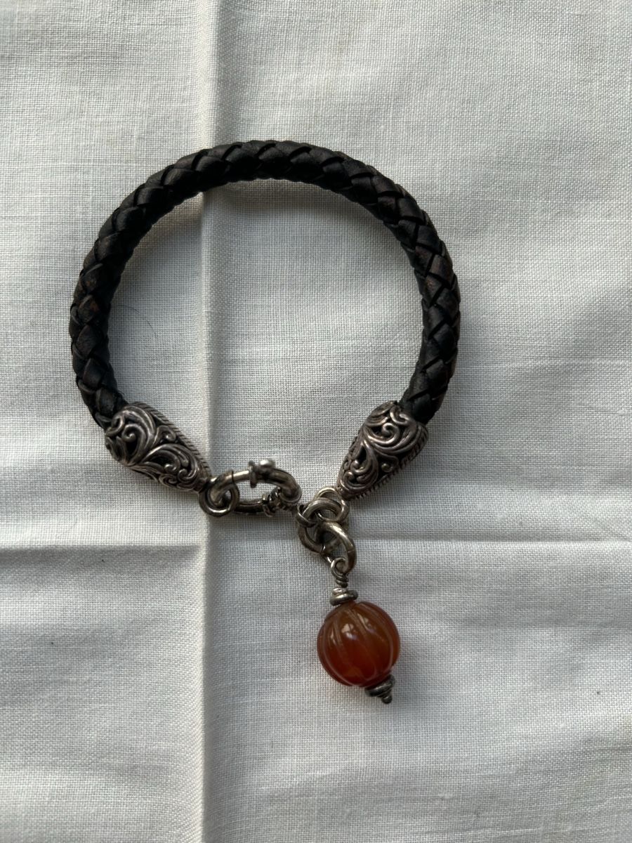 Bracciali & Braccialetti: Geflochtenes Lederaband Silber Karneol – Usato da Birsfelden venduto da Exclusivity
