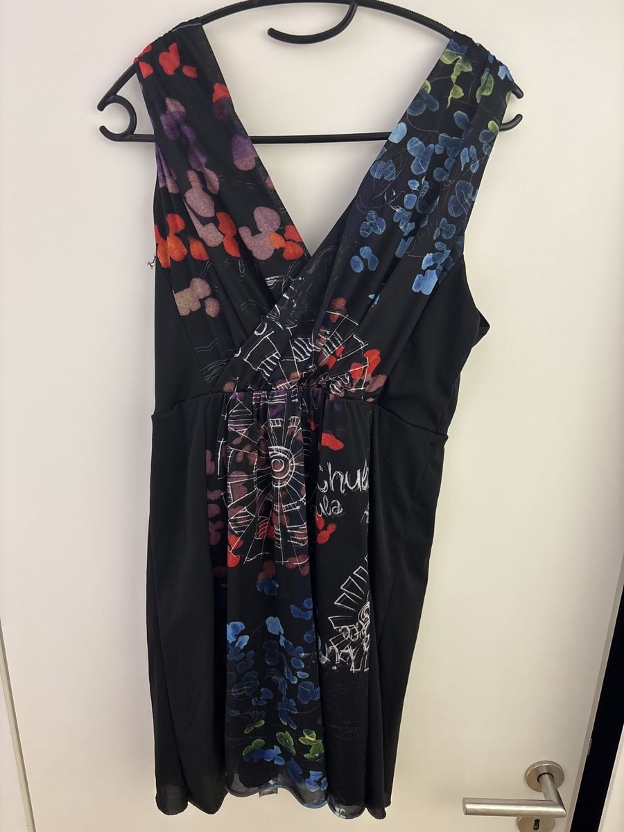 Desigual Kleider: Desigual Robe d'été noire à fleurs taille 44 – Gebraucht aus Sion von tchana77 2
