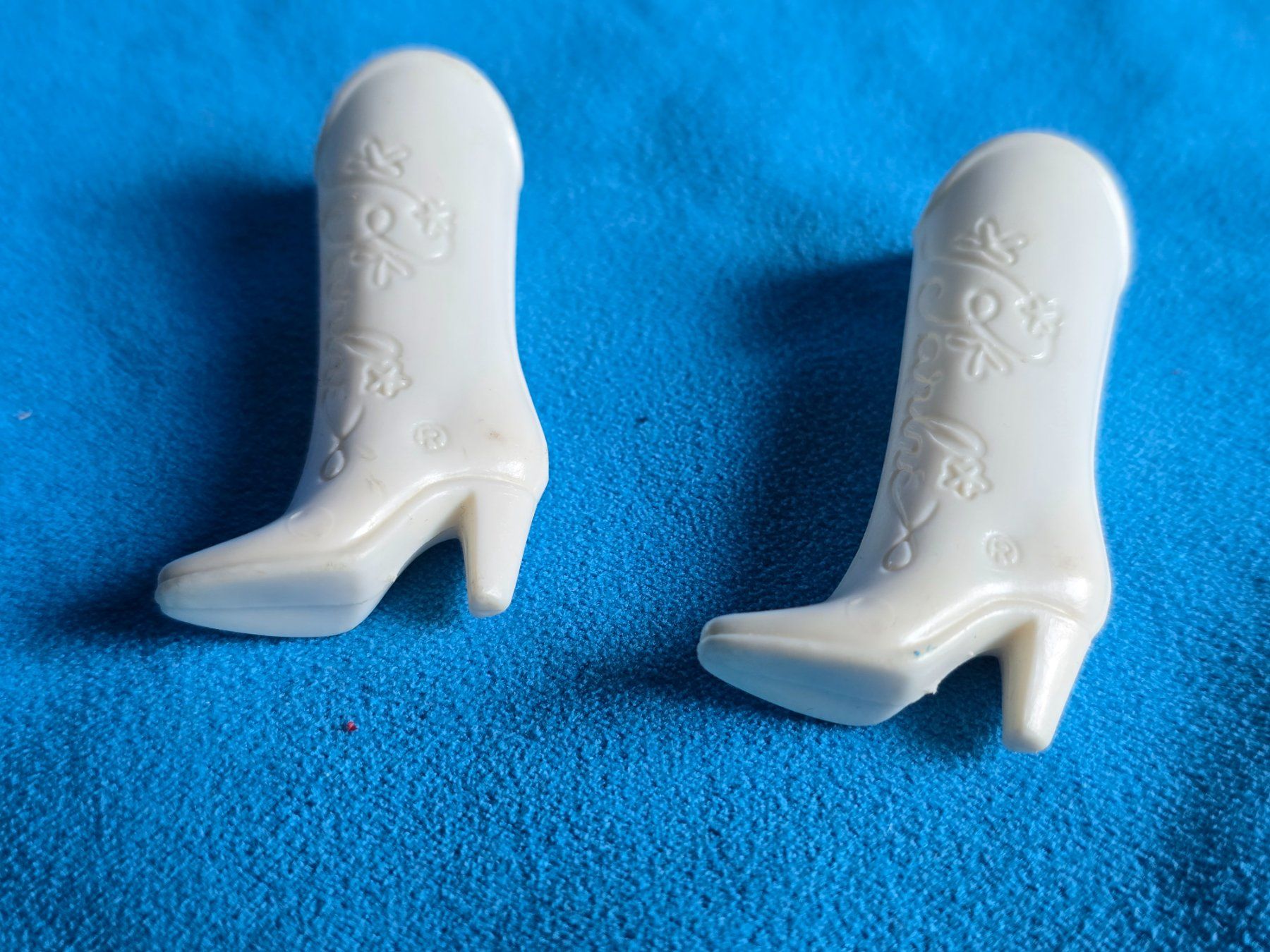 Jouets: Bottines Barbie blanches – D'occasion à versoix par moonkey02 1