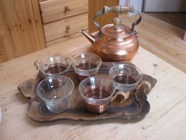Teeservice mit Kupferkanne und Tablar