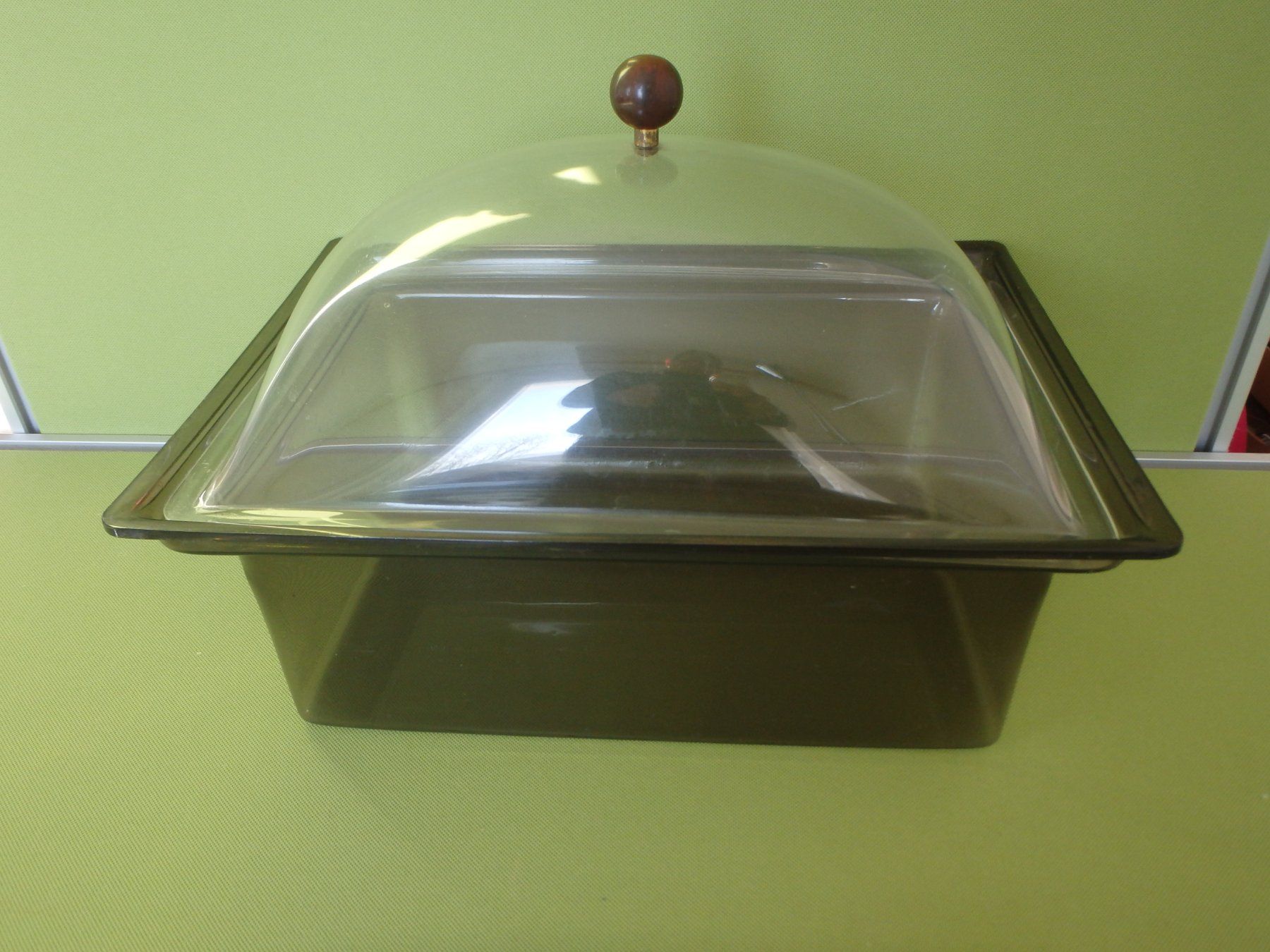 Plateaux: grosse Plexiglas Box und Bakelit Serviertablet – D'occasion à Schöfflisdorf par pullux 2