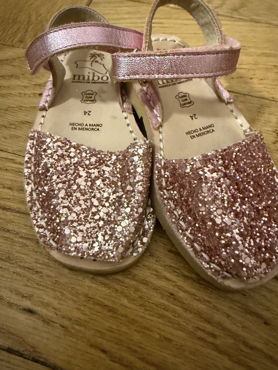 Scarpe per ragazze: Handgemachte Leder-glitzerschuhe in Grösse 24 – Usato da Bern venduto da vale35