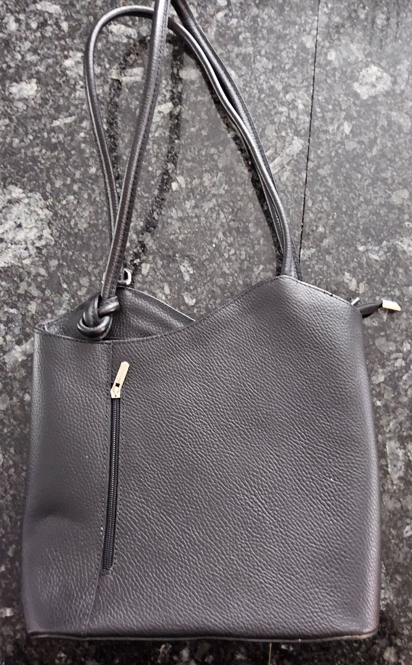 Sacs femmes: Schwarze Ledertasche und/oder Rucksack – D'occasion à Kaiseraugst par saladinpa