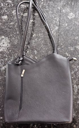Schwarze Ledertasche und/oder Rucksack