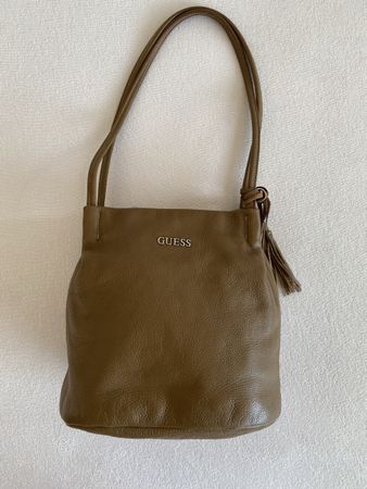 Guess Damen Handtasche aus Echtleder Braun – Elegant & Leich