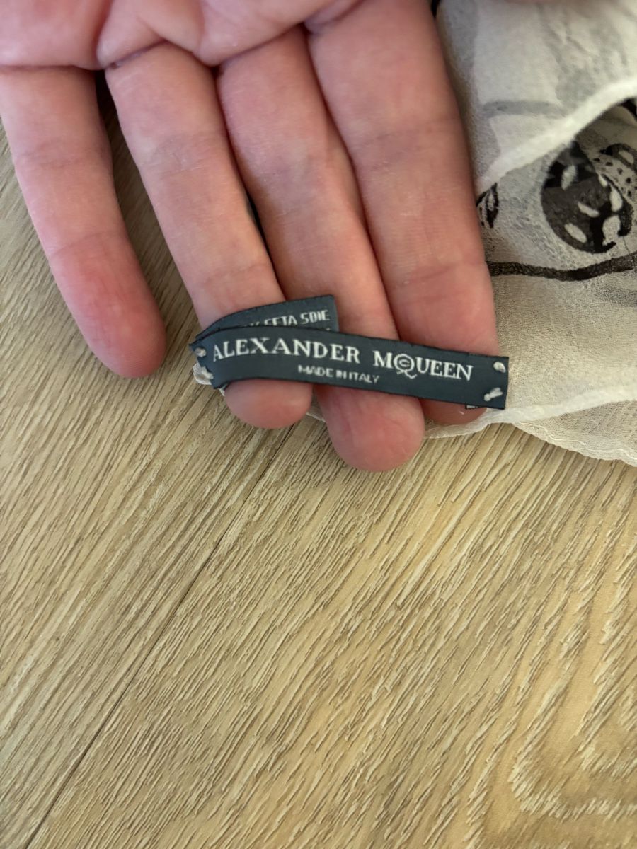 Alexander Mcqueen Foulards, Tücher & Schals: Alexander McQueen Seidenschal weiss (used) – Gebraucht aus Männedorf von Topolina87 4