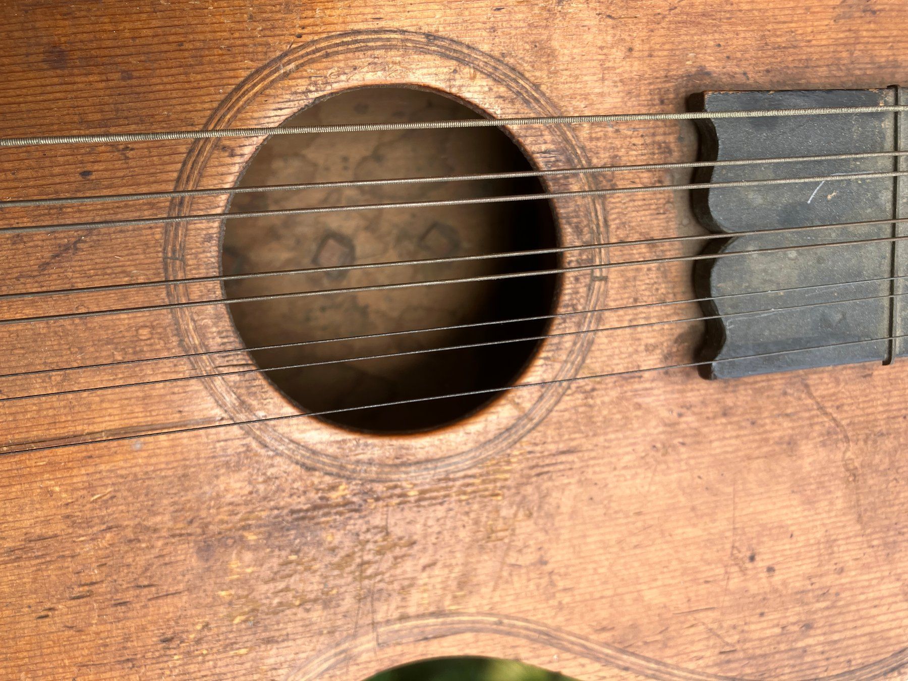 Instruments de musique: Kleine alte Gitarre – Défectueux à Luzern par laconi 1