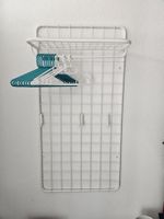 Wandgarderobe aus Metall weiss mit Kleiderbügeln gebraucht