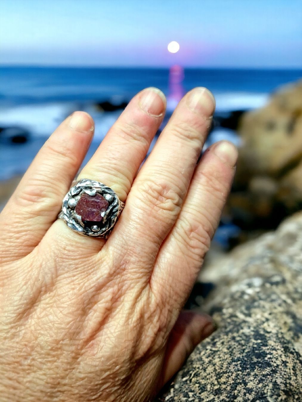 Anelli: Fantasy-Ring Silber & roher Rubin, Grösse 55 – Nuovo e nell'imballaggio originale da Aarau venduto da Schmuckhoehle_MD 2