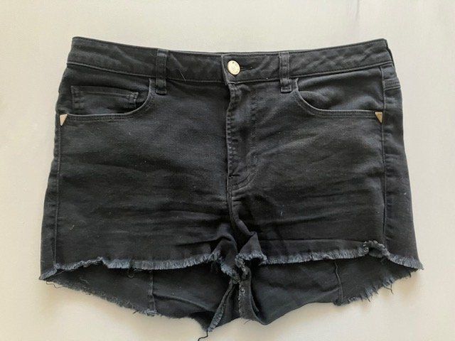 Guess Jeans: Short Guess noir été franges taille 40 – Usato da Marin-Epagnier venduto da rchouchouu
