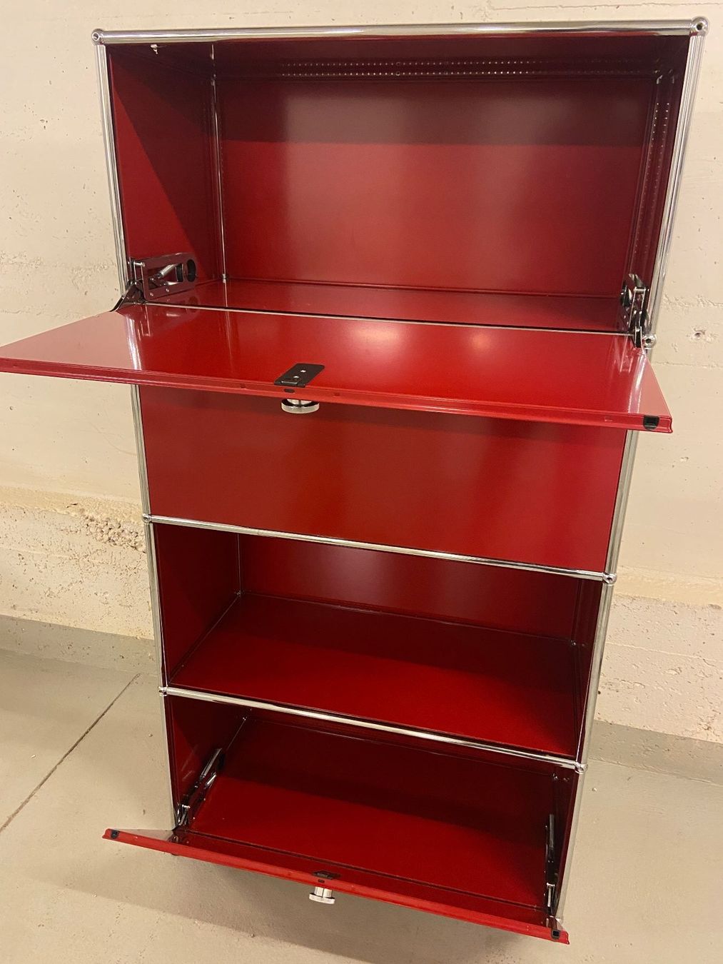 USM Regale: USM Haller Schrank rot  mit 3 Klappen – Gebraucht aus Wil SG von tra_dv7v 1