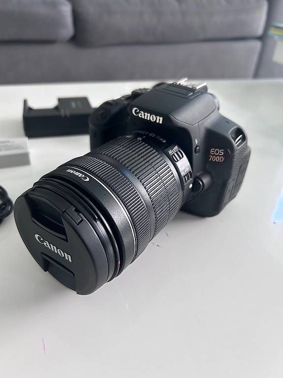 Canon Fotocamera: Kit Canon EOS 700D + Objectif 18-135mm IS + Sacoche – Usato da Fully venduto da submedia