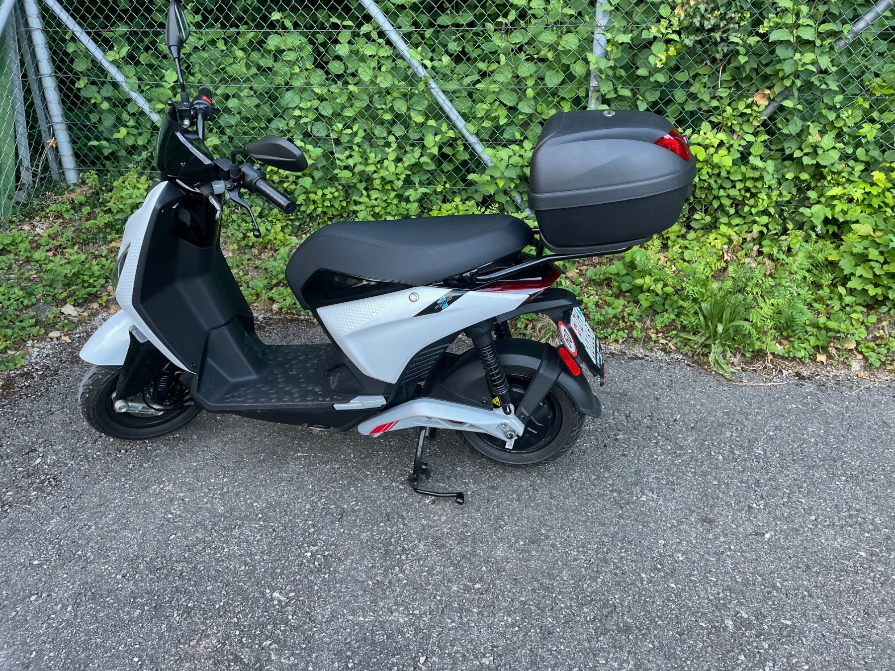 Veicoli elettrici: Neuwertiger Piaggio E-Roller Active 1 – Usato da Gockhausen venduto da Robair 1