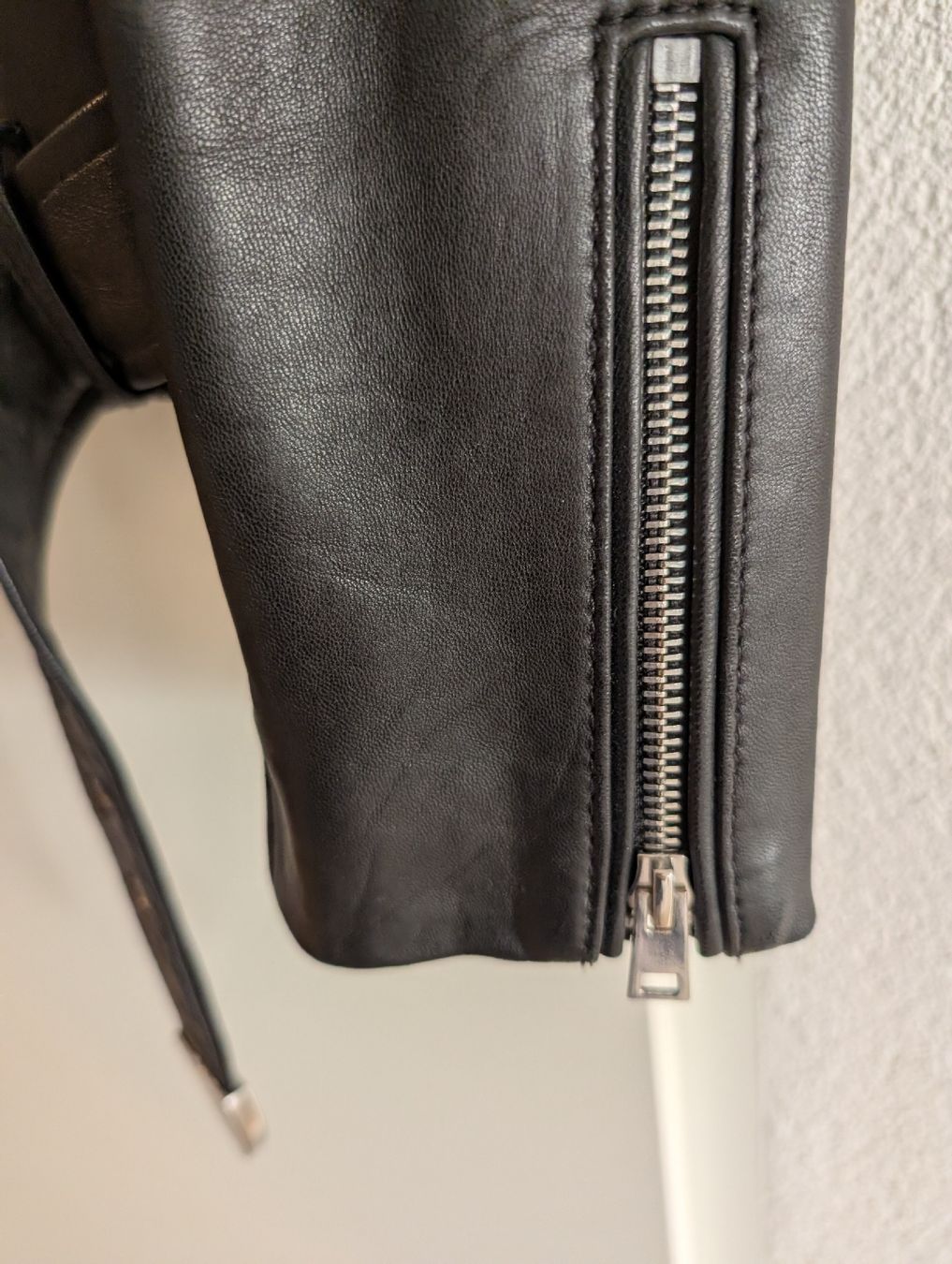 Maje Giacche: Schwarze Lederjacke von Maje, Grösse 36 – Usato da Lausanne venduto da oneroi 6