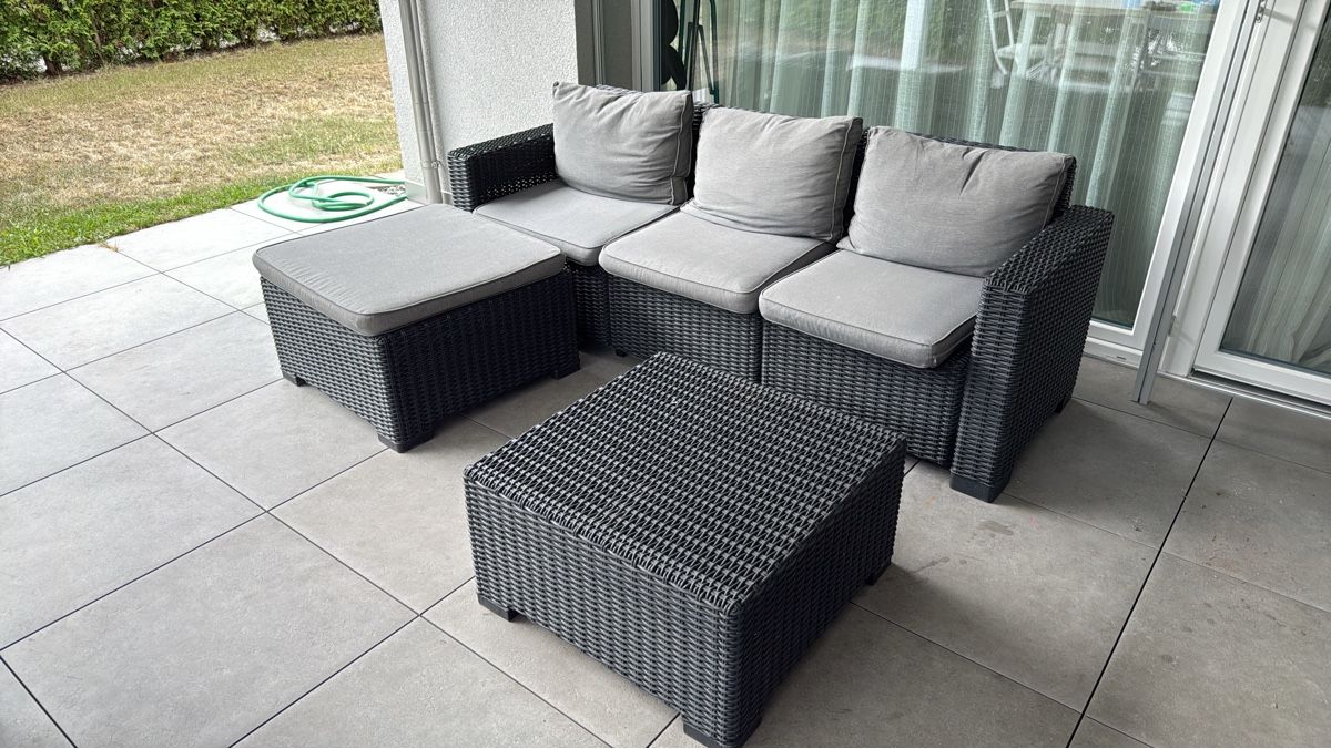 Divani: Gartensofa Rattanset dunkelgrau mit Tisch und Hocker – Usato da Schötz venduto da bmcmelo