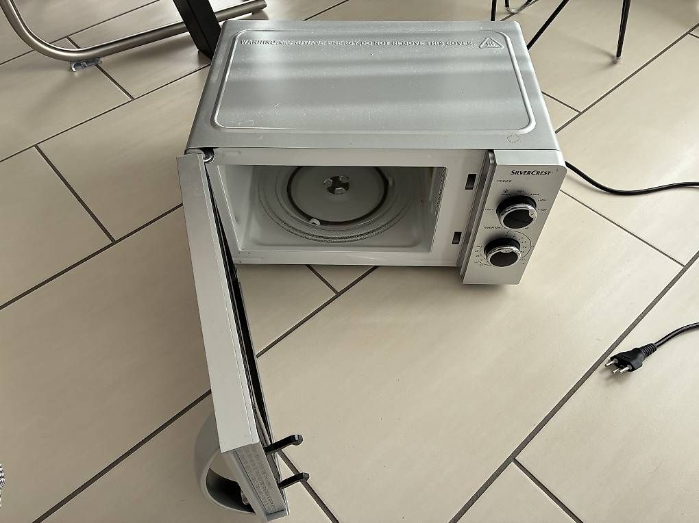 Appareils de cuisine: SilverCrest Mikrowelle 700W – D'occasion à Steffisburg par lar_r2c8 1