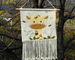 Décoration murale pour enfant en macramé.