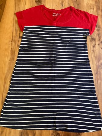 schönes, gestreiftes Sommerkleid