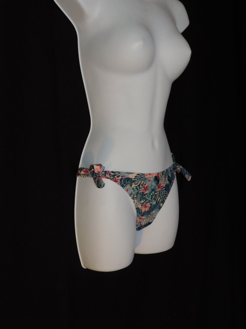 Costumi da bagno & Bikini: culotte de maillots de bain fleurs exotiques – Usato da Genève venduto da Axelle333 2