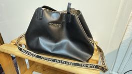 Schwarze Tommy Hilfiger Handtasche mit Gold-Innenfutter & Tr