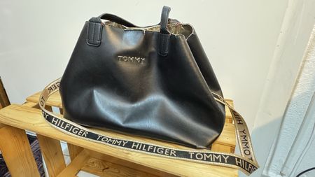 Schwarze Tommy Hilfiger Handtasche mit Gold-Innenfutter & Tr