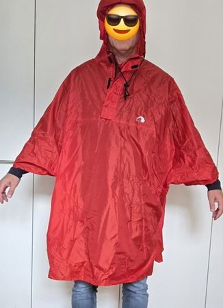 Leichter, roter Regenponcho für Wanderungen usw. inkl. Hülle