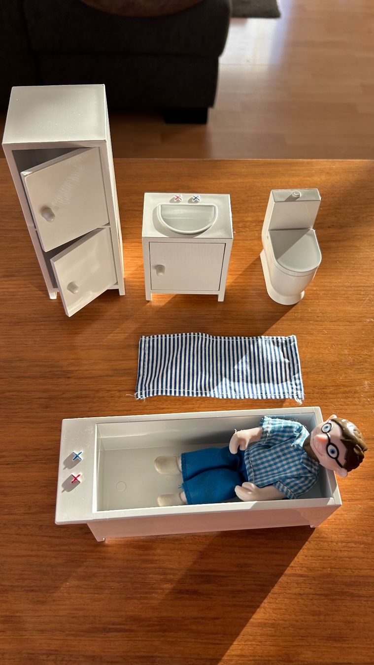 Ikea Case e mobili per bambole: IKEA Puppenhaus Möbel Set mit Figuren – Usato da Müllheim Dorf venduto da jeney9 6