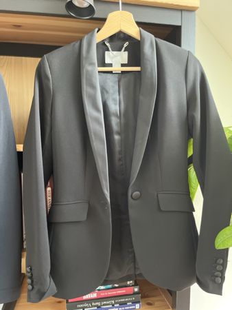 Zwei Blazer Grösse XS von Zara und H&M