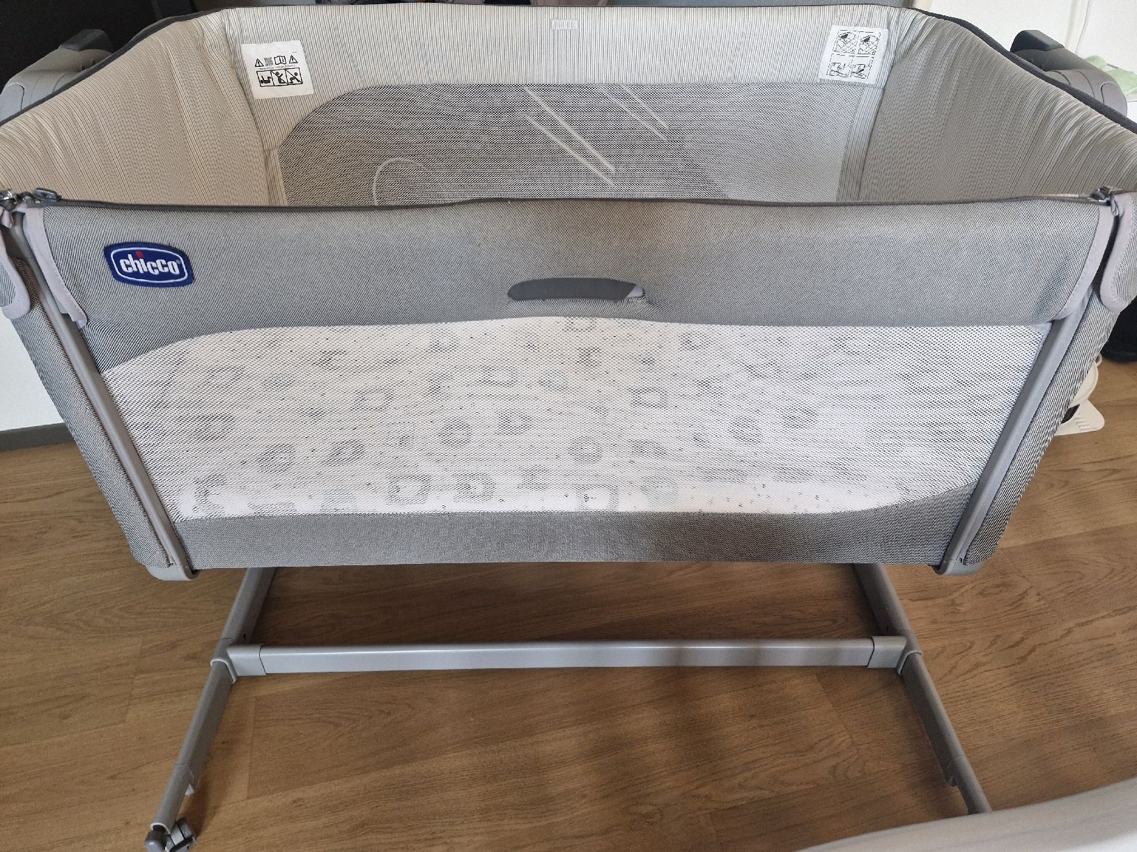 Letti: Chicco Next2Me Magic Side Sleeping Crib - Grey - VGC – Usato da Zürich venduto da zhe_qh78