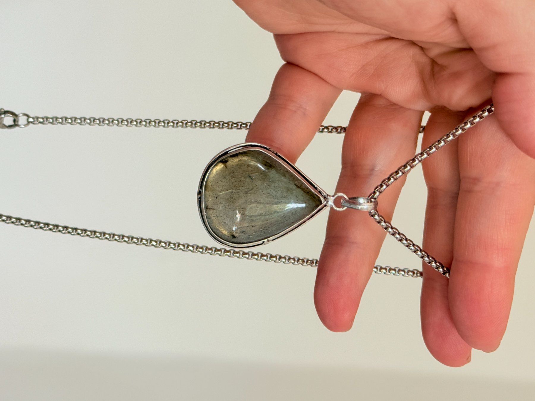 Catenine: Collier avec pendentif labradorite forme goutte argent – Nuovo e nell'imballaggio originale da Genève venduto da AGBERG 4