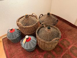 Glasballons mit Korbflechtung, 5 Stk. verschiedene Grössen