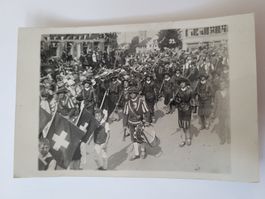 Ansichtskarte Militärparade Kadetten Schweizerflaggen RN