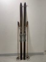 Ski (Nr. 26), Holzski von ca. 1950 mit Stöcken