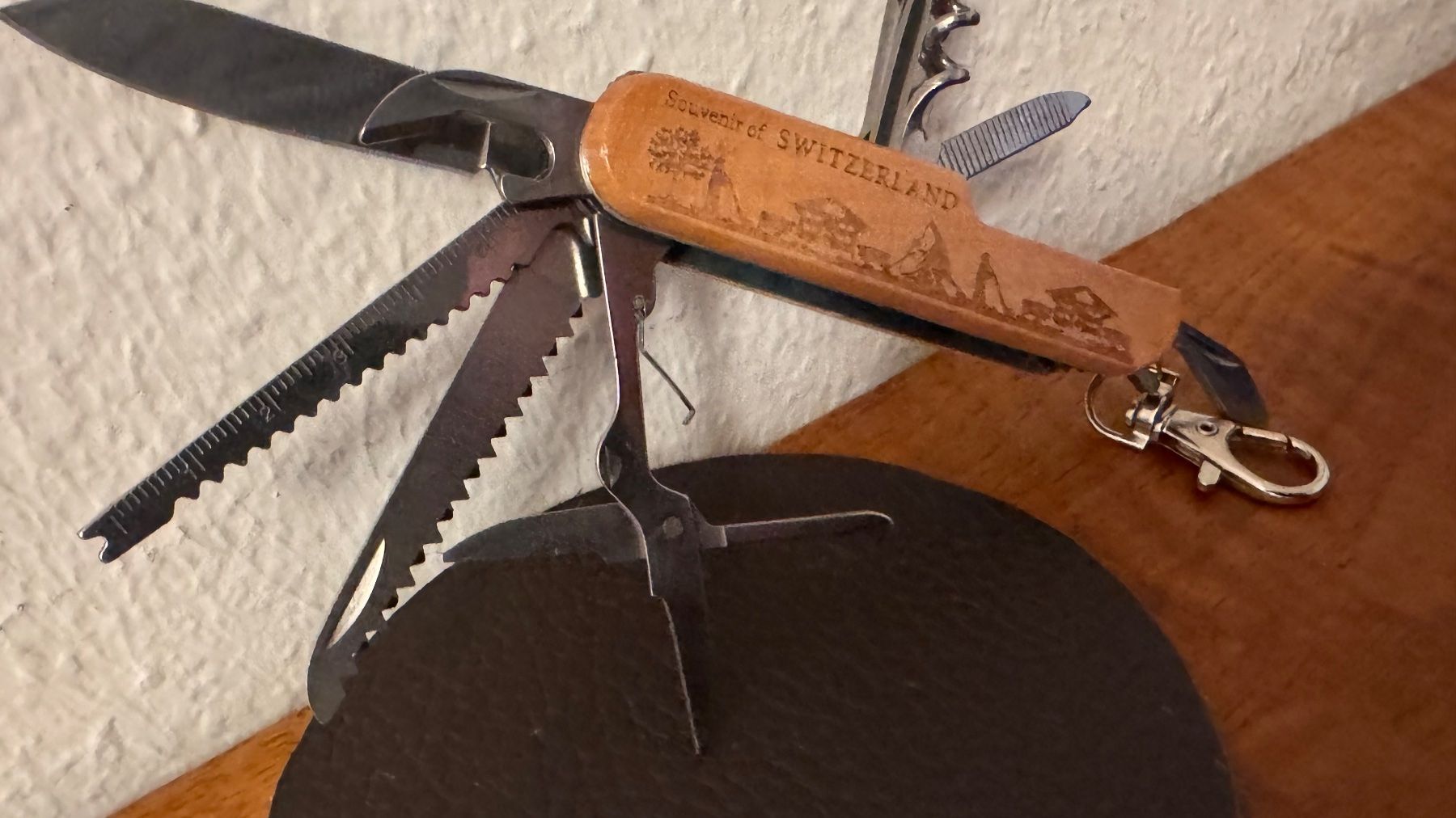 Coltelli tascabile: Taschenmesser mit Holzgriff - Switzerland – Nuovo (secondo la descrizione) da Luzern venduto da serchon 1