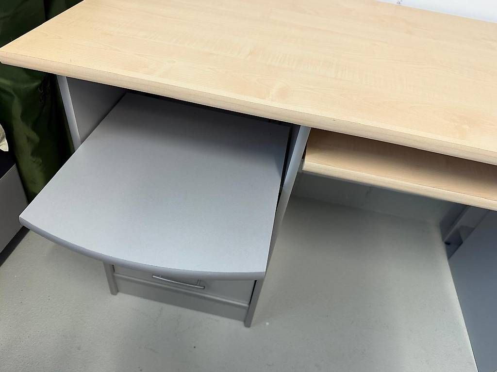 Bureaux: Kinderbürotisch/Teen – D'occasion à Veltheim AG par mir_27xc 4